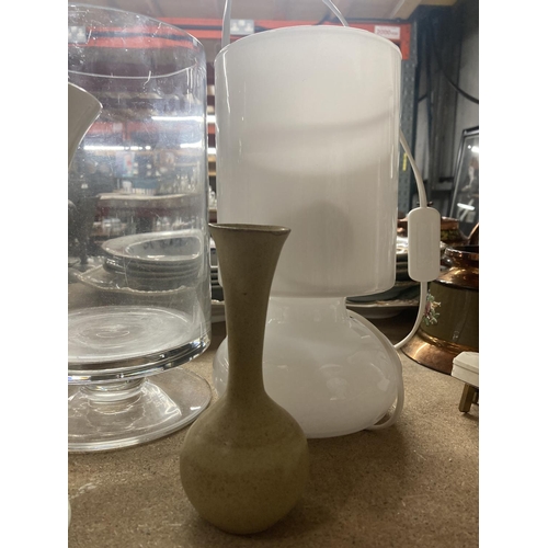 990 - A LARGE GLASS VASE TOGETHER WITH LAMP, BUD VASE AND  AN AYNSLEY 