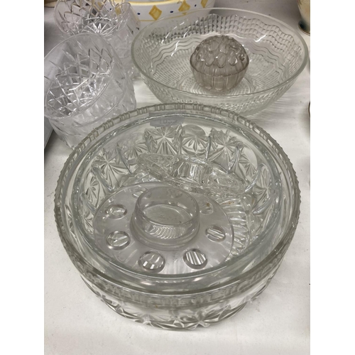 1023 - A LARGE COLLECTION OF GLASSWARE TO INCLIUDE BOWLS, FLOWER ARRANGING FROGS, VASES ETC