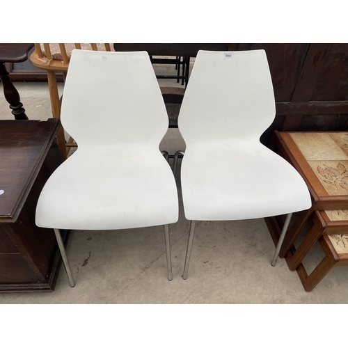 2662 - A PAIR OF KARTEL STYLE PLASTIC DINING CHAIRS ON CHROME BASES