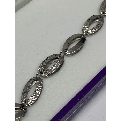 536 - A SILVER BRACELET IN A PRESENTATION BOX