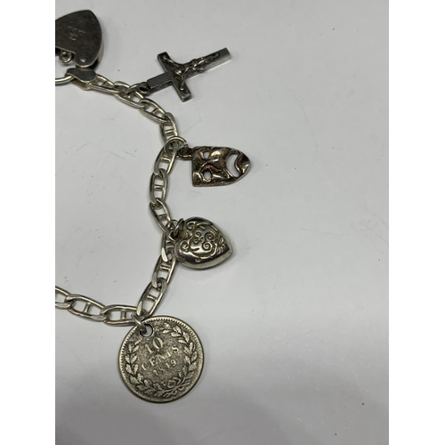 543 - A SILVER BRACELET WITH EIGHT CHARMS