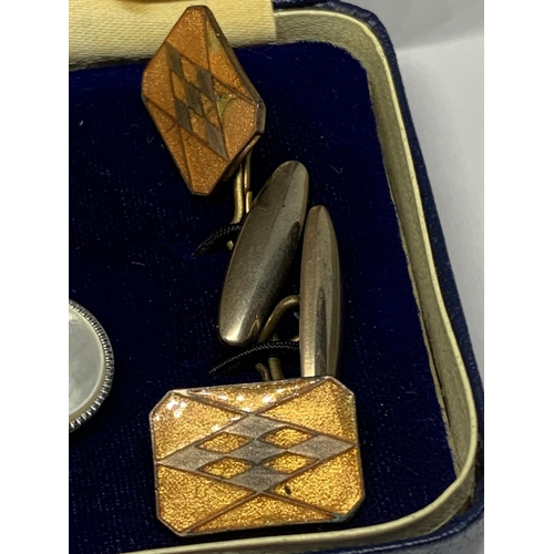 553 - TWO PAIRS OF CUFFLINKS IN A PRESENTATION BOX