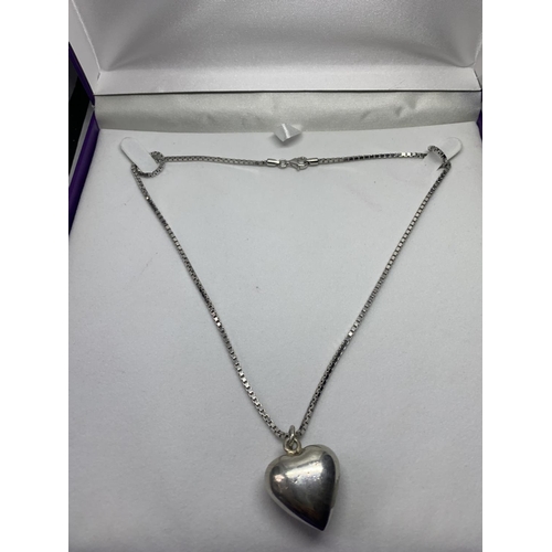 554 - A SILVER NECKLACE WITH A HEART PENDANT IN A PRESENTATION BOX