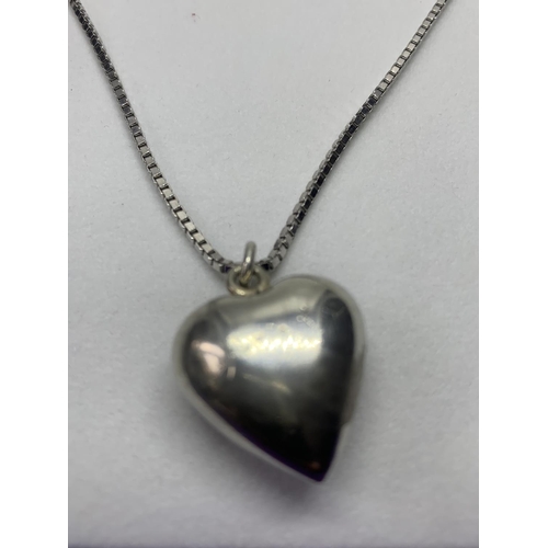 554 - A SILVER NECKLACE WITH A HEART PENDANT IN A PRESENTATION BOX