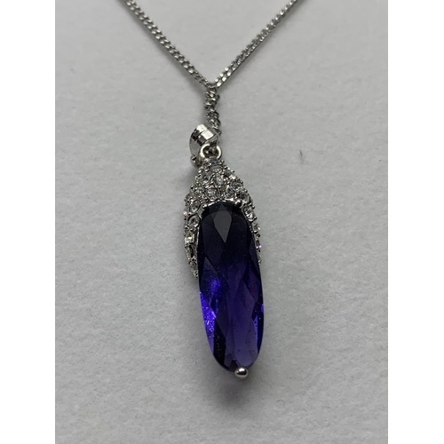 560 - A SILVER NECKLACE WITH A PURPLE STONE PENDANT IN A PRESENTATION BOX