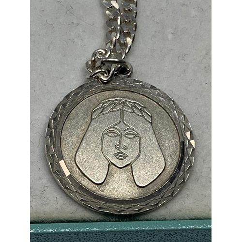 566 - A SILVER NECKLACE WITH PENDANT IN A PRESENTATION BOX