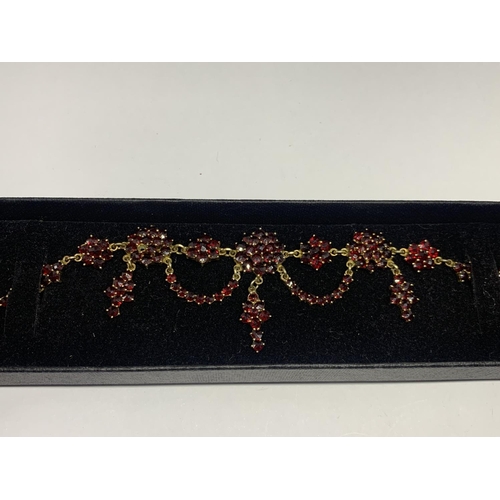 568 - A DECORATIVE NECKLACE WITH RED STONES IN A PRESENTATION BOX