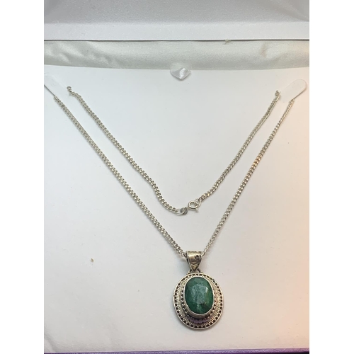 592 - A SILVER NECKLACE WITH GREEN STONE PENDANT IN A PRESENTATION BOX