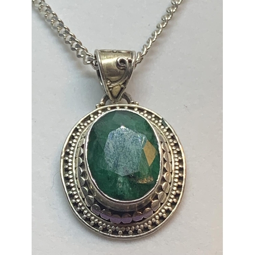 592 - A SILVER NECKLACE WITH GREEN STONE PENDANT IN A PRESENTATION BOX