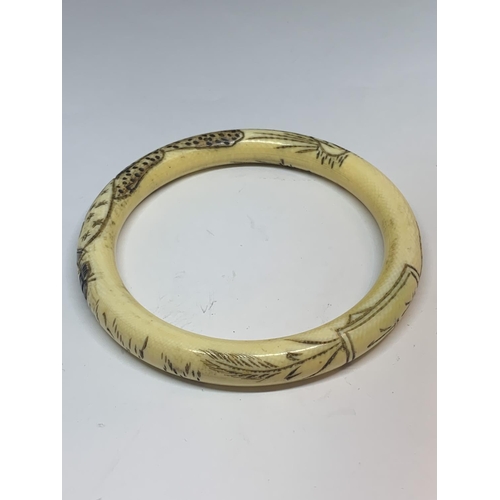 596 - A VINTAGE CHINESE BONE BANGLE