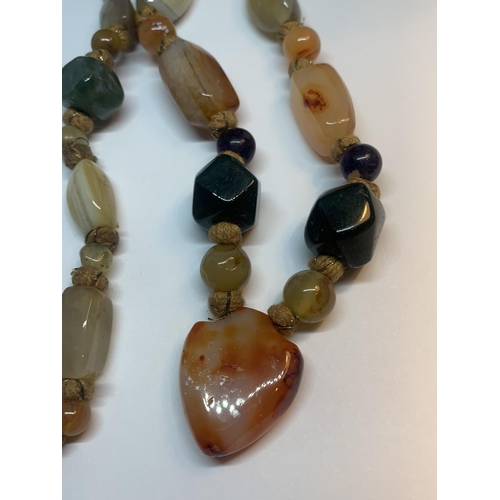 608 - AN AGATE STONE NECKLACE