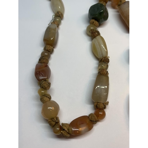 608 - AN AGATE STONE NECKLACE