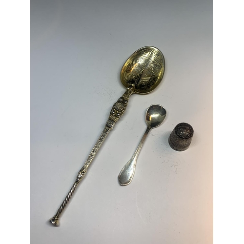 612 - THREE HALLMARKED SILVER ITEMS TO INCLUDE TWO SPOONS AND A THIMBLE