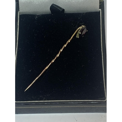 613 - A YELLOW METAL PIN BROOCH TESTED AS GOLD BUT NO WARRANTY IN A PRESENTATION BOX