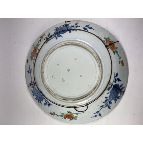 420 - A LARGE JAPANESE IMARI CHARGER, DIAMETER 36CM, A/F