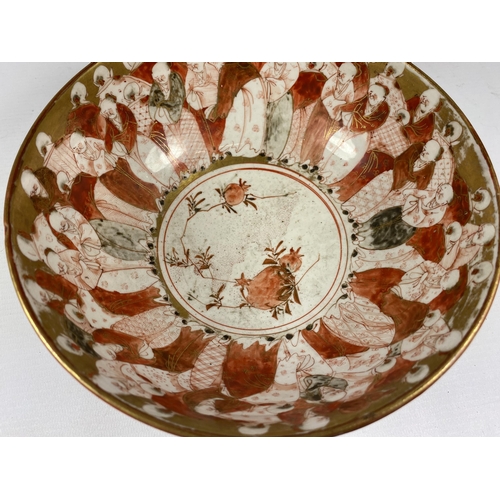 421 - A JAPANESE KUTANI PORCELAIN BOWL DEPICTING IMMORTALS DESIGN, DIAMETER 20CM