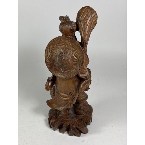 422 - A VINTAGE ROOTWOOD STYLE CARVED ORIENTAL FIGURE, HEIGHT 21CM