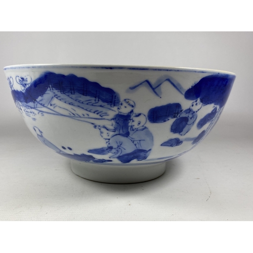 423 - A VINTAGE CHINESE BLUE AND WHITE PORCELAIN FRUIT BOWL, DIAMETER 25.5CM