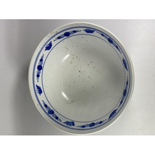 423 - A VINTAGE CHINESE BLUE AND WHITE PORCELAIN FRUIT BOWL, DIAMETER 25.5CM