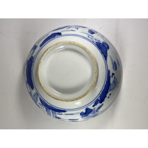 423 - A VINTAGE CHINESE BLUE AND WHITE PORCELAIN FRUIT BOWL, DIAMETER 25.5CM