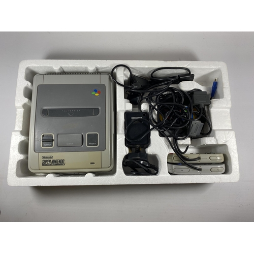 302 - A BOXED RETRO SUPER NINTENDO PAL VERSION ENTERTAINMENT SYSTEM CONSOLE - SUPER MARIO WORLD VERSION