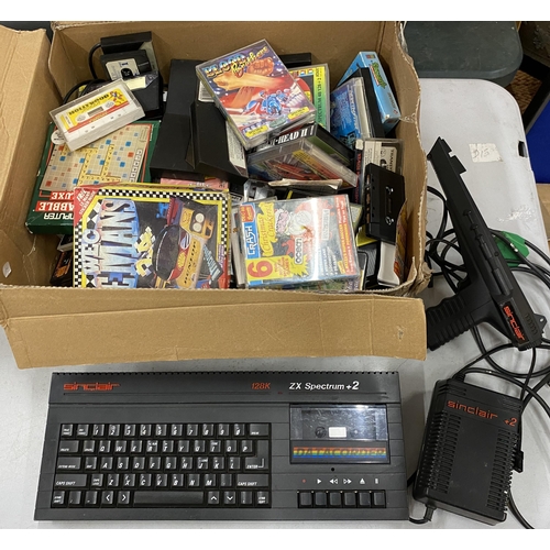 435 - A RETRO SINCLAIR ZX SPECTRUM & LOTS OF GAMES, GUN ACCESSORY ETC