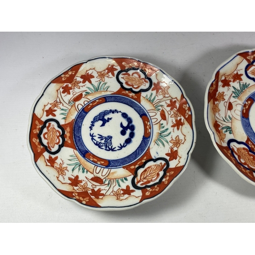 445 - A PAIR OF JAPANESE MEIJI PERIOD (1868-1912) IMARI PLATES, DIAMETER 21CM