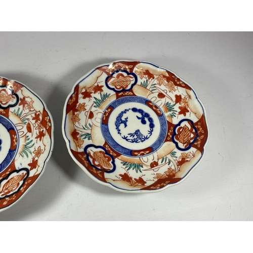 445 - A PAIR OF JAPANESE MEIJI PERIOD (1868-1912) IMARI PLATES, DIAMETER 21CM