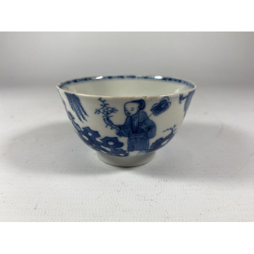 451 - TWO CHINESE PORCELAIN ITEMS TO INCLUDE A 19TH CENTURY BLUE AND WHITE FIGURAL DESIGN TEA BOWL AND FUR... 