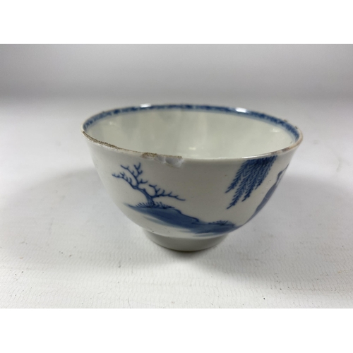 451 - TWO CHINESE PORCELAIN ITEMS TO INCLUDE A 19TH CENTURY BLUE AND WHITE FIGURAL DESIGN TEA BOWL AND FUR... 