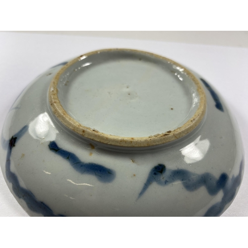 452 - A 19TH CENTURY CHINESE QING PORCELAIN DISH, DIAMETER 15CM