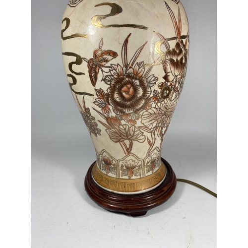 453 - A LARGE JAPANESE SATSUMA HAND PAINTED TABLE LAMP, HEIGHT 58CM