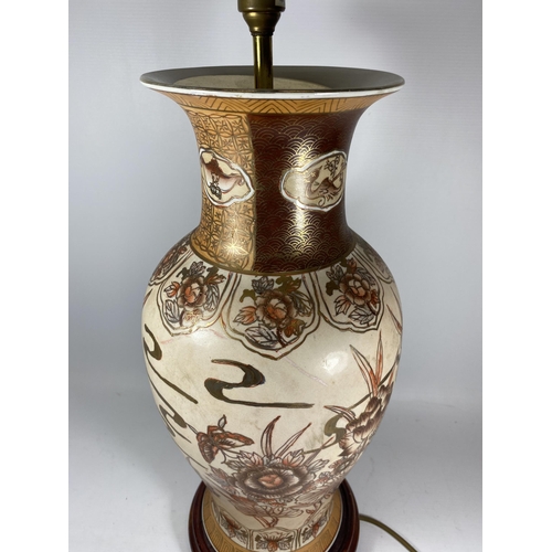 453 - A LARGE JAPANESE SATSUMA HAND PAINTED TABLE LAMP, HEIGHT 58CM