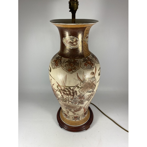 453 - A LARGE JAPANESE SATSUMA HAND PAINTED TABLE LAMP, HEIGHT 58CM