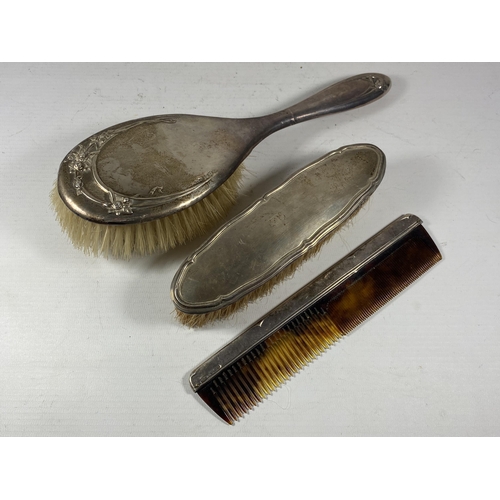 621 - A THREE PIECE HALLMARKED SILVER DRESSING SET COMPRISING BRUSH, COMB & CLOTHES BRUSH