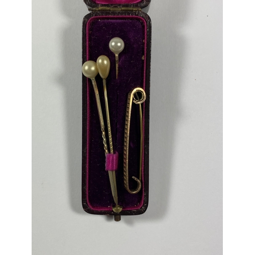 630 - A GROUP OF THREE VINTAGE HAT PINS AND ROLLED GOLD TIE CLIP IN VINTAGE H.SAMUEL BOX