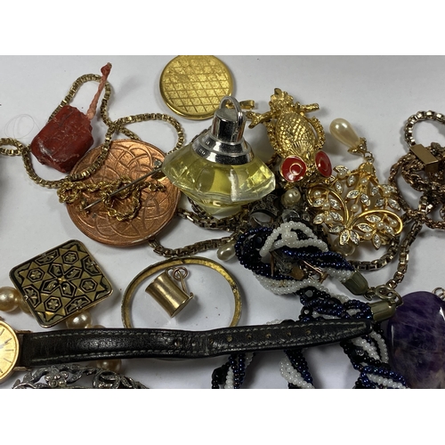 517 - A MIXED GROUP OF VINTAGE COSTUME JEWELLERY TO INCLUDE YELLOW METAL BRACELET, CULTURED PEARL NECKLACE... 