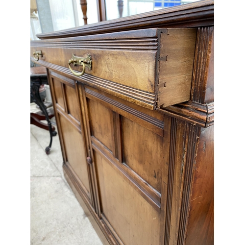 2514 - AN EDWARDIAN MAHOGANY MIRROR-BACK CHIFFONIER WITH TURNED UPRIGHTS