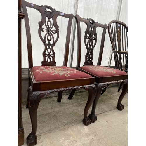 2515 - A PAIR OF MAHOGANY CHIPPENDALE STYLE DINING CHAIRS ON FRONT CABRIOLE LEGS WITH BALL AND CLAW FEET