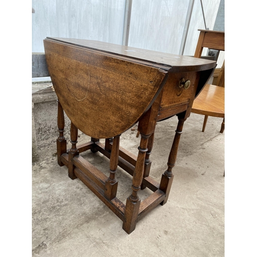 2524 - A 19TH CENTURY OVAL OAK GATELEG TABLE ON TURNED LEGS, 34X26