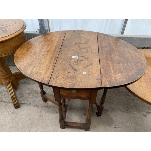 2524 - A 19TH CENTURY OVAL OAK GATELEG TABLE ON TURNED LEGS, 34X26