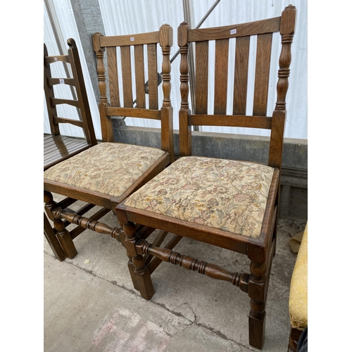 2532 - A PAIR OF OAK 'ALFRED ALLEN' DINING CHAIRS AND AN ARTS & CRAFTS STYLE SINGLE CHAIR WITH TAPERED LADD... 