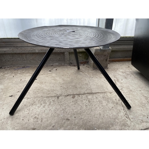 2542 - A RETRO METALWARE TABLE, 16