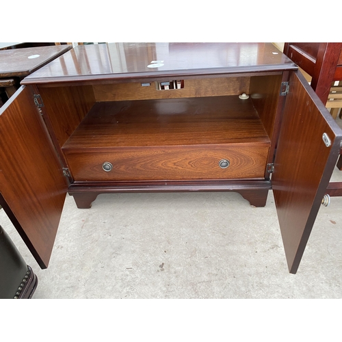 2558 - A MAHOGANY TWO DOOR TV STAND AND BEDSIDE TABLE