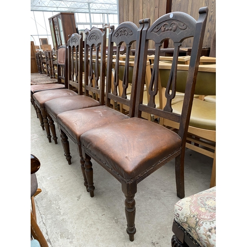 2563 - A SET OF FOUR ART NOUVEAU OAK DINING CHAIRS