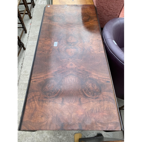 2571 - A MID 20TH CENTURY WALNUT GATELEG DINING TABLE ON CABBRIOLE LEGS, 57X39