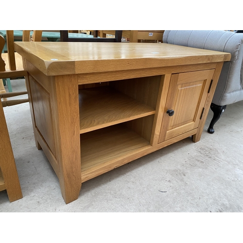 2574 - AN OAK ENTERTAINMENT UNIT, 39.5