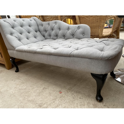 2575 - A BUTTONED CHAISE LONGUE ON CABRIOLE LEGS