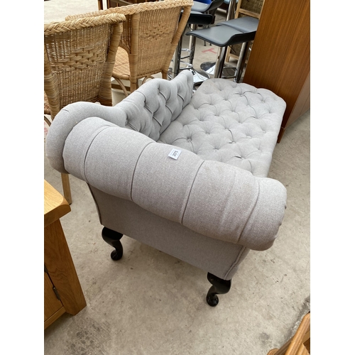 2575 - A BUTTONED CHAISE LONGUE ON CABRIOLE LEGS