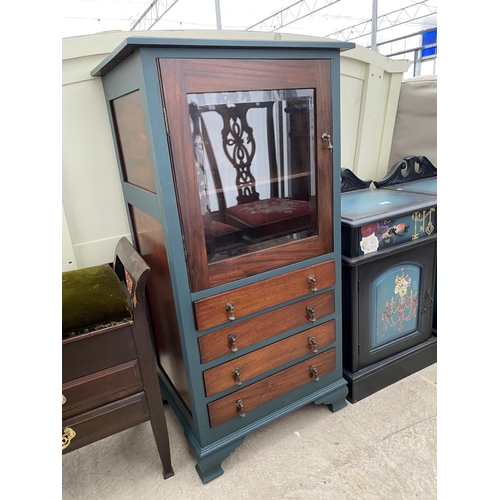 2585 - AN EDWARDIAN MAHOGANY AND PAINTED GLASS CABINET WITH FOUR DRAWERS TO THE BASE, 21.5